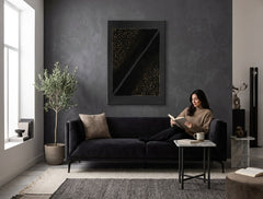 Pictat manual tablou pe pânză cu motivul textură abstractă în auriu-negru nuanțe agățat în interiorul birou, atmosferă elegantă, impresie de lux – interior
