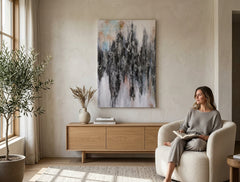 Pictat manual tablou pe pânză în alb-bej nuanțe agățat în interiorul hol, atmosferă liniștită, natură și minimalism | Tablou pictat de perete ABSTRACT – interior