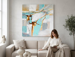 Pictat manual tablou pe pânză în alb-bej nuanțe agățat în interiorul birou, atmosferă liniștită, eleganță | Tablou pictat de perete ABSTRACT – interior