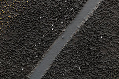 O vedere de aproape a tabloului abstract negru cu auriu, evidențiind textura și compoziția detaliată, Papilora.