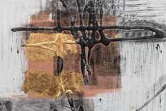 O vedere de aproape a picturii abstracte, evidențiind textura bogată și compoziția dinamică cu linii negre și pete aurii, Papilora.