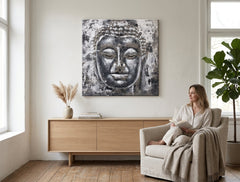 Pictat manual tablou pe pânză cu motivul BUDHA, Buddha în alb-gri nuanțe agățat în interiorul sufragerie, atmosferă liniștită, spiritualitate – interior