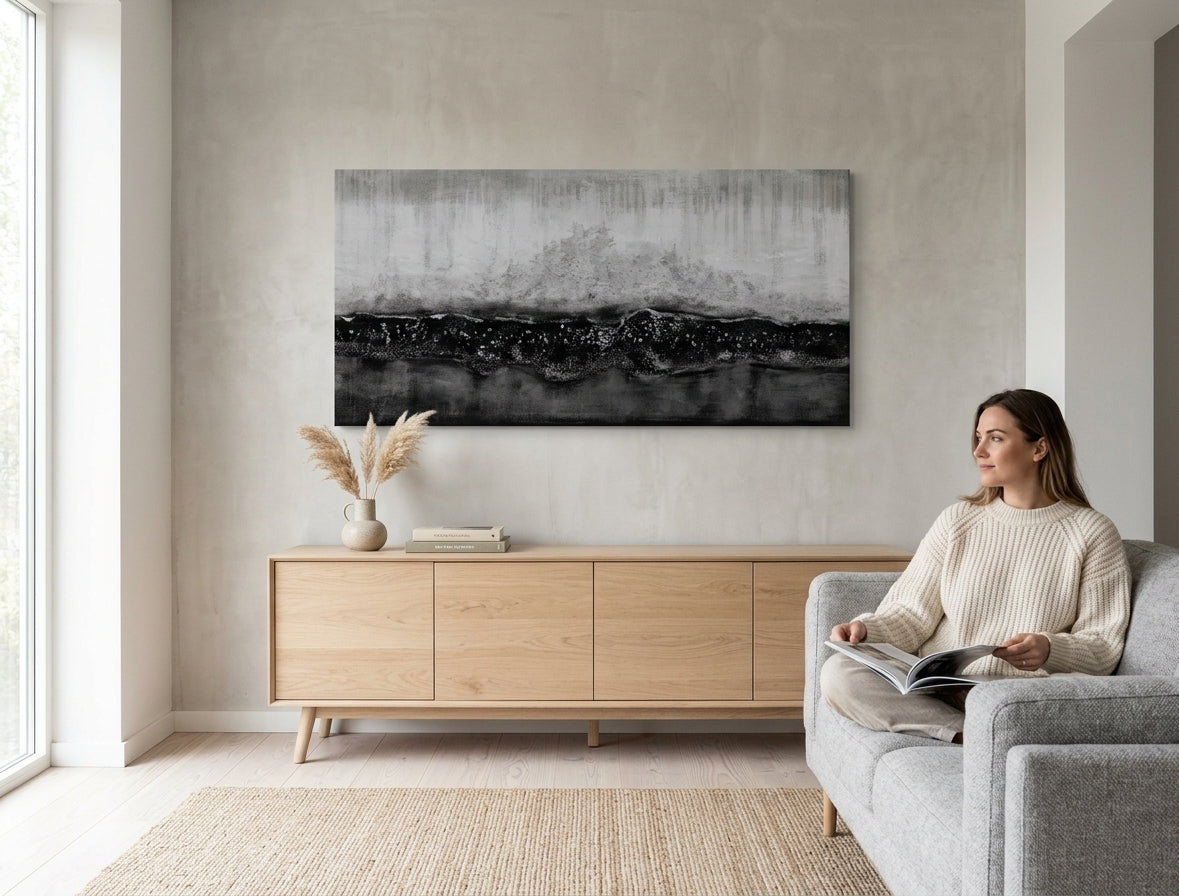 Pictat manual tablou pe pânză cu motivul cer, peisaj în alb-gri nuanțe agățat în interiorul hol, atmosferă liniștită, natură și singurătate – interior