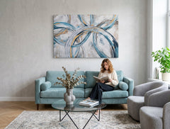Pictat manual tablou pe pânză cu motivul flori, natură în alb-crem nuanțe agățat în interiorul dormitor, atmosferă liniștită, mișcare | Tablou pictat de perete ABSTRACT – interior