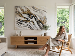 Pictat manual tablou pe pânză cu motivul natură în alb-auriu nuanțe agățat în interiorul sufragerie, atmosferă sofisticată, natură și impresie de lux – interior
