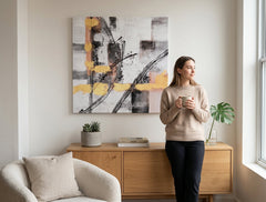 Pictat manual tablou pe pânză cu motivul tușe de pensulă în alb-gri nuanțe agățat în interiorul hol, atmosferă sofisticată, mișcare și minimalism – interior