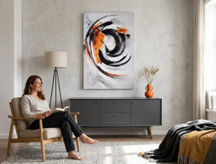 Pictat manual tablou pe pânză cu motivul tușe de pensulă în alb-portocaliu nuanțe agățat în interiorul birou, atmosferă dinamică, minimalism – interior