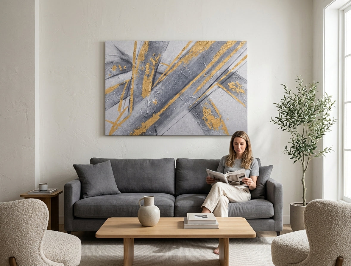 Pictat manual tablou pe pânză cu motivul tușe de pensulă în alb-gri nuanțe agățat în interiorul hol, atmosferă sofisticată, eleganță și minimalism – interior