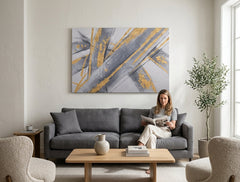 Pictat manual tablou pe pânză cu motivul tușe de pensulă în alb-gri nuanțe agățat în interiorul hol, atmosferă sofisticată, eleganță și minimalism – interior