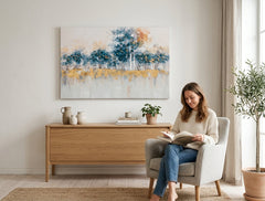 Pictat manual tablou pe pânză cu motivul copaci, pădure, peisaj, natură în alb-bej nuanțe agățat în interiorul sufragerie, atmosferă liniștită – interior
