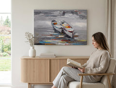 Pictat manual tablou pe pânză cu motivul BARCUȚE, plajă în alb-albastru nuanțe agățat în interiorul sufragerie, atmosferă liniștită, singurătate și viață la mare – interior