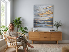 Tablou pictat manual Orizont marin abstract, 90x110 cm, în tonuri de gri și auriu, decorând elegant un living modern.