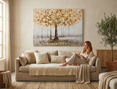 Tablou pictat manual cu motiv copac, 120x90 cm, în nuanțe de bej, gri și auriu, expus într-un living modern, adăugând un accent natural și elegant.