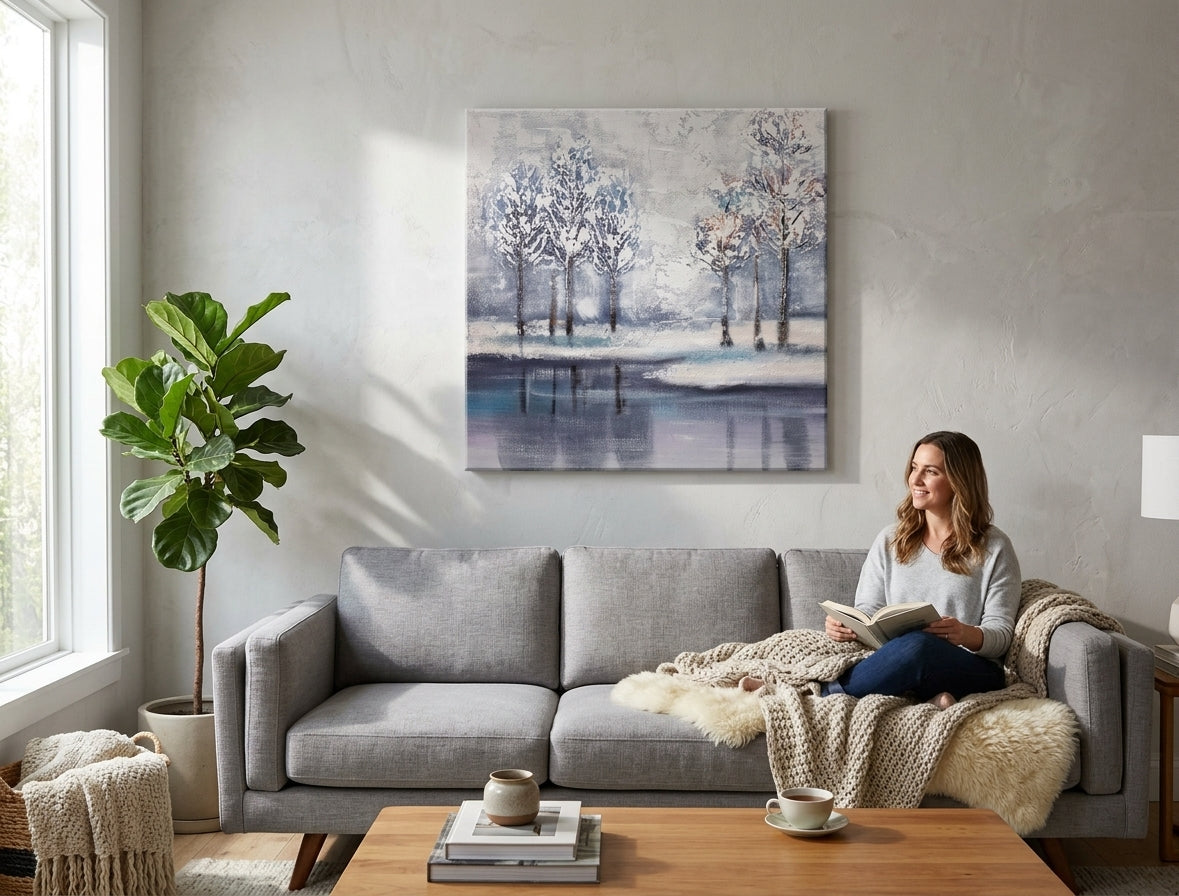 Pictat manual tablou pe pânză cu motivul copaci, zăpadă, peisaj, natură în alb-albastru nuanțe agățat în interiorul dormitor, atmosferă liniștită – interior