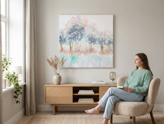 Pictat manual tablou pe pânză cu motivul copaci, pădure, peisaj, natură în alb-bej nuanțe agățat în interiorul birou de lucru, atmosferă liniștită – interior