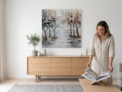 Pictat manual tablou pe pânză cu motivul copaci, pădure, potecă, peisaj, natură în maro-albastru nuanțe agățat în interiorul sufragerie, natură și minimalism – interior
