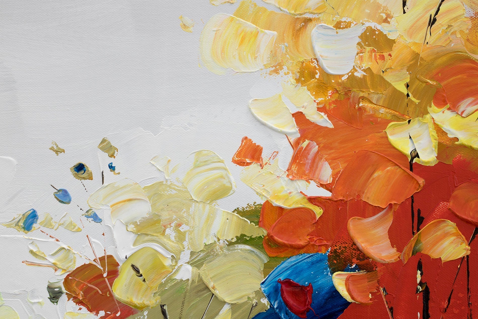 Tablou mare pictat manual cu COPACI, 140x70 cm, decorând un perete într-un interior scandinav, creând o atmosferă calmă și rafinată.