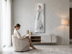 Pictat manual tablou pe pânză cu motivul FEMEIE în alb-crem nuanțe agățat în interiorul dormitor, atmosferă eterică, eleganță și dragoste – interior