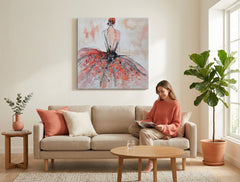 Pictat manual tablou pe pânză cu motivul FEMEIE, rochie, flori, natură în bej-portocaliu nuanțe agățat în interiorul dormitor, atmosferă elegantă – interior