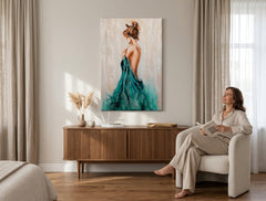 Pictat manual tablou pe pânză cu motivul FEMEIE în bej-maro nuanțe agățat în interiorul dormitor, atmosferă elegantă, eleganță și frumusețe – interior
