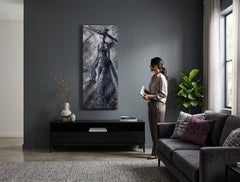 Pictat manual tablou pe pânză cu motivul FEMEIE în violet-gri nuanțe agățat în interiorul dormitor, atmosferă elegantă, eleganță și mister – interior