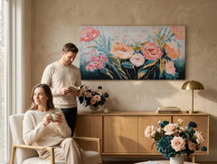 Pictat manual tablou pe pânză cu motivul flori, trandafiri, frunze, natură în alb-albastru nuanțe agățat în interiorul sufragerie, atmosferă romantică – interior