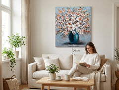 Pictat manual tablou pe pânză cu motivul flori, vază, natură în alb-bej nuanțe agățat în interiorul sufragerie, atmosferă veselă, atmosferă de primăvară și natură – interior