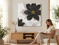 Pictat manual tablou pe pânză cu motivul flori, natură în alb-bej nuanțe agățat în interiorul hol, atmosferă sofisticată, natură și eleganță – interior