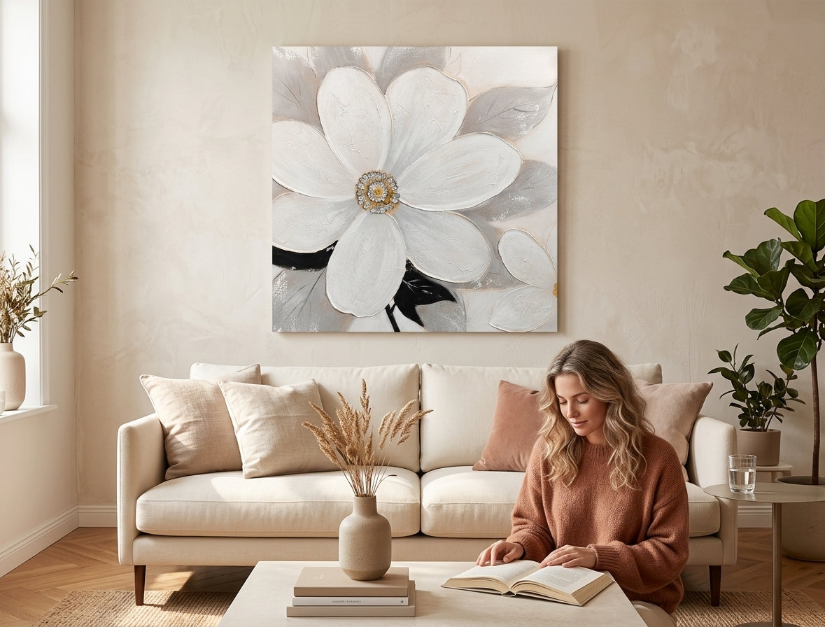 Pictat manual tablou pe pânză cu motivul frunze, flori, natură în alb-bej nuanțe agățat în interiorul dormitor, atmosferă elegantă, natură și eleganță – interior