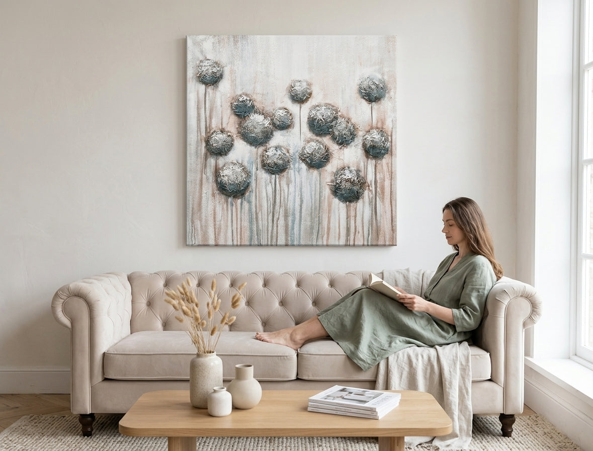 Pictat manual tablou pe pânză cu motivul flori, natură în alb-maro nuanțe agățat în interiorul hol, atmosferă liniștită, natură și minimalism – interior
