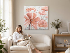 Pictat manual tablou pe pânză cu motivul flori, maci, hartă, natură în alb-roz nuanțe agățat în interiorul birou de lucru, atmosferă liniștită – interior