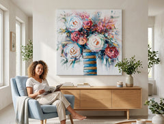 În stil scandinav tablou pe pânză cu motivul trandafiri, flori, vază, hartă, natură în alb-bej nuanțe agățat în interiorul sufragerie, natură și atmosferă de primăvară – interior