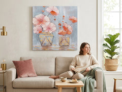 Pictat manual tablou pe pânză cu motivul FLORI VO VAZE, flori, maci, natură în roz-gri nuanțe agățat în interiorul sufragerie, atmosferă de primăvară și natură – interior