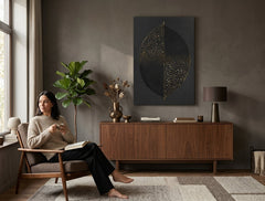 Pictat manual tablou pe pânză cu motivul LIST, natură în auriu-negru nuanțe agățat în interiorul sufragerie, atmosferă elegantă, natură și impresie de lux – interior