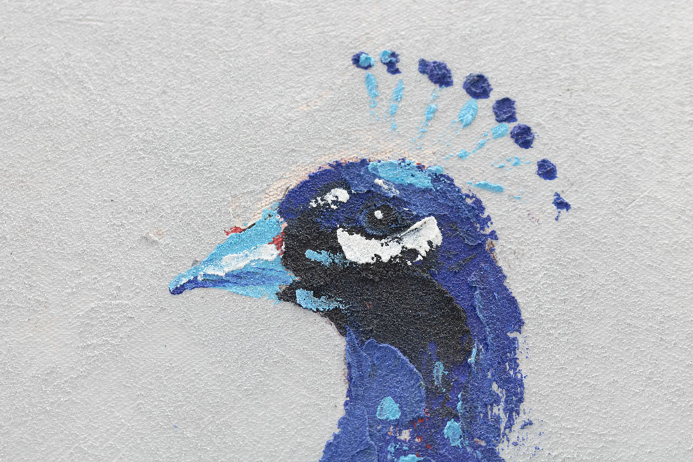 Pop art tablou pe pânză cu motivul PĂUN, pasăre în alb-albastru nuanțe, atmosferă elegantă, natură și eleganță, potrivit pentru hol | Tablou pictat de perete PĂUN – produs, vedere 2