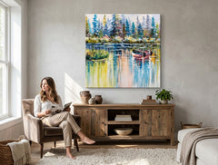 Pictat manual tablou pe pânză cu motivul lac, pădure, copaci, natură în alb-bej nuanțe agățat în interiorul sufragerie, atmosferă liniștită – interior