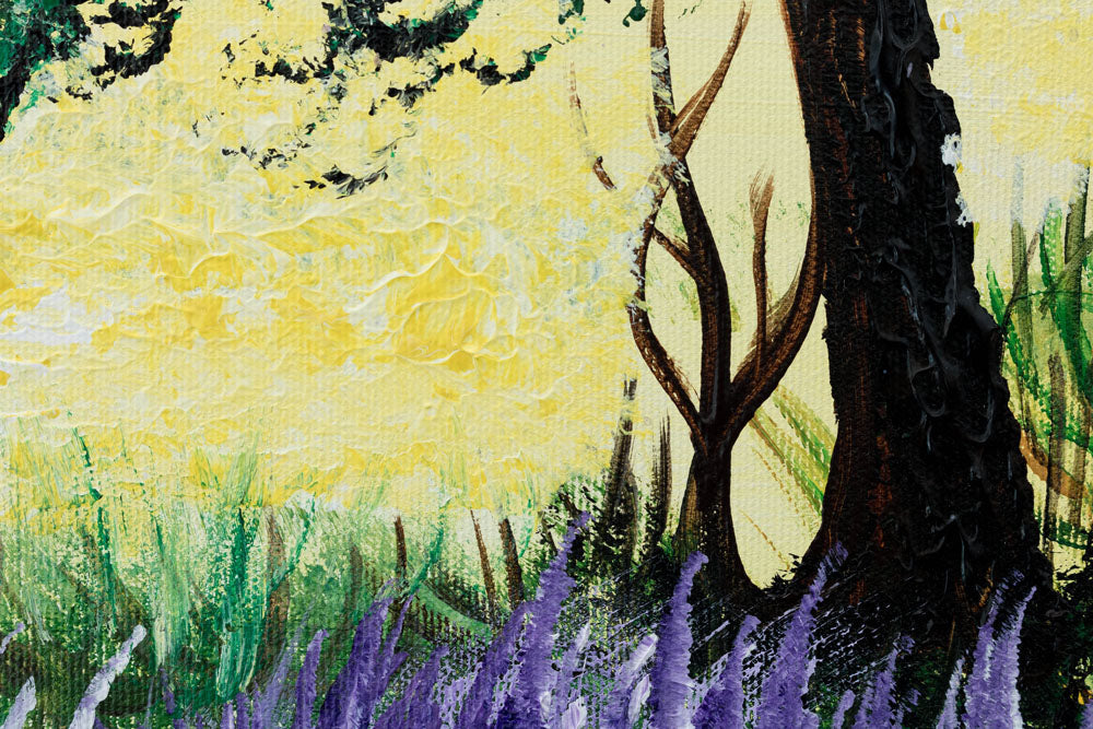În stil boho tablou pe pânză cu motivul copac, cer, nori, peisaj, flori în violet-albastru nuanțe, atmosferă liniștită, natură, potrivit pentru bucătărie – principală