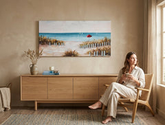 În stil boho tablou pe pânză cu motivul PLAJĂ, ocean, mare și plajă în alb-bej nuanțe agățat în interiorul dormitor, atmosferă liniștită, viață la mare – interior