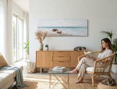 În stil boho tablou pe pânză cu motivul PLAJĂ, ocean, cer, mare și plajă în alb-bej nuanțe agățat în interiorul sufragerie, atmosferă liniștită – interior