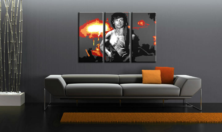 Pop art tablou pe pânză cu motivul Rambo în portocaliu-gri nuanțe agățat în interiorul sufragerie, atmosferă intensă | POP Art pictat manual tablou Rambo – interior