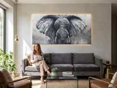 Pictat manual tablou pe pânză cu motivul elefant în alb-gri nuanțe agățat în interiorul birou, atmosferă maiestuoasă, natură și forță – interior