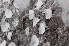 Pictat manual tablou pe pânză cu motivul copaci, potecă, peisaj, natură în alb-gri nuanțe, atmosferă liniștită, natură și singurătate, potrivit pentru sufragerie – produs
