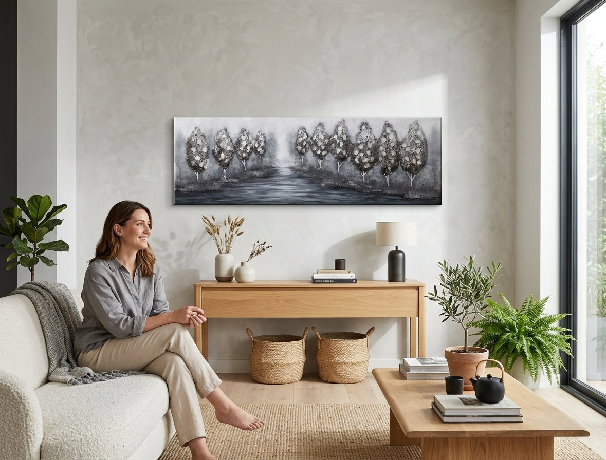 Pictat manual tablou pe pânză cu motivul copaci, potecă, peisaj, natură în alb-gri nuanțe agățat în interiorul sufragerie, natură și singurătate – interior