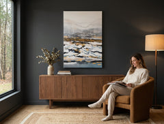 Pictat manual tablou pe pânză cu motivul peisaj, mare și plajă, natură în alb-albastru nuanțe agățat în interiorul sufragerie, atmosferă liniștită – interior
