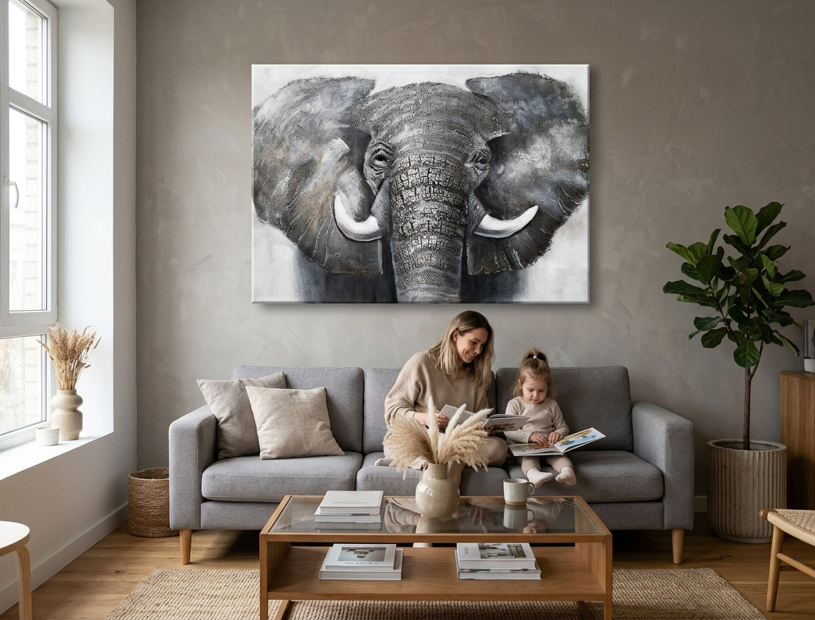 În stil scandinav tablou pe pânză cu motivul elefant, hartă, natură în alb-bej nuanțe agățat în interiorul sufragerie, atmosferă maiestuoasă – interior
