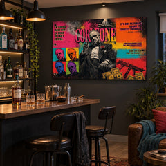Tablou pop art Nașul expus într-un living modern lângă un bar cu whisky, decor perete stilat pentru pasionații de filme cult