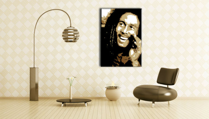 Pictat manual tablou pe pânză cu motivul Bob Marley în negru-alb nuanțe agățat în interiorul sufragerie, atmosferă plină de bucurie | POP Art pictat manual tablou Bob Marley – interior