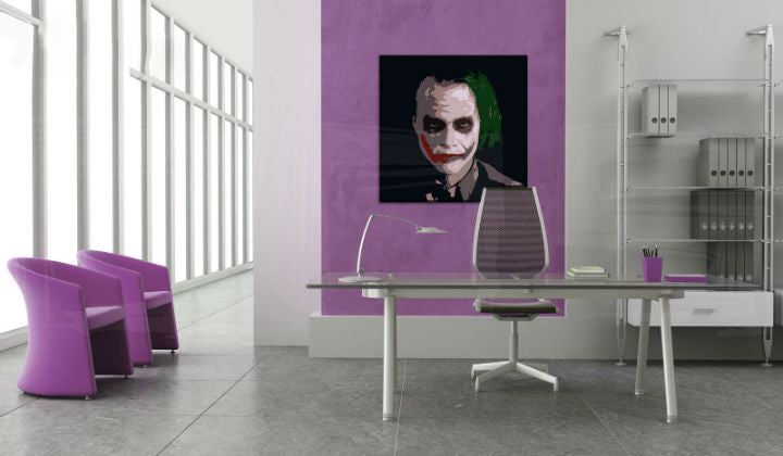 Pop art tablou pe pânză cu motivul JOKER, hartă în violet-gri nuanțe agățat în interiorul birou | POP Art pictat manual tablou JOKER – interior