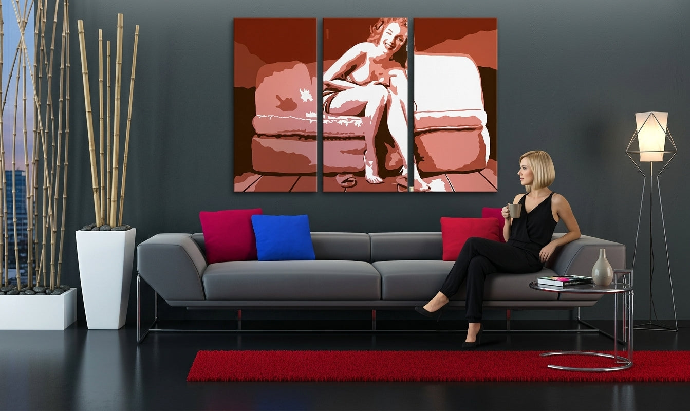 Pop art tablou pe pânză cu motivul Marilyn Monroe în bej-maro nuanțe agățat în interiorul sufragerie | POP Art pictat manual tablou Marilyn Monroe – interior