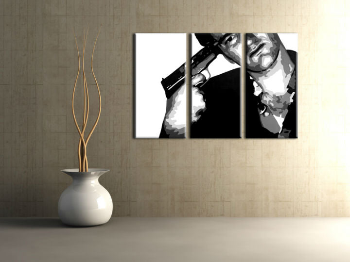 Pop art tablou pe pânză cu motivul Tarantino, natură în gri nuanțe agățat în interiorul sufragerie, atmosferă dramatică | POP Art pictat manual tablou Tarantino – interior